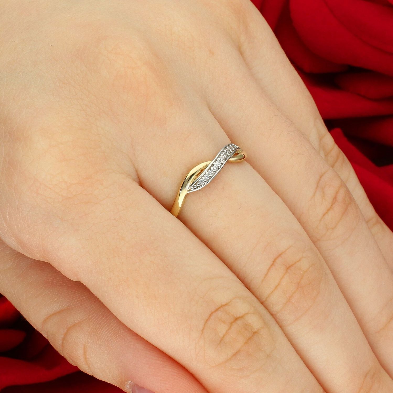 Złoty pierścionek damski 375 przeplatany z cyrkoniami – biało-żółte złoto.jpg